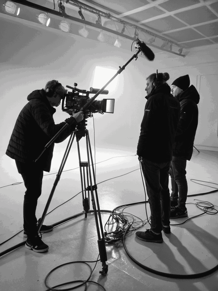 Equipe de produção audiovisual operando câmeras de cinema em estúdio