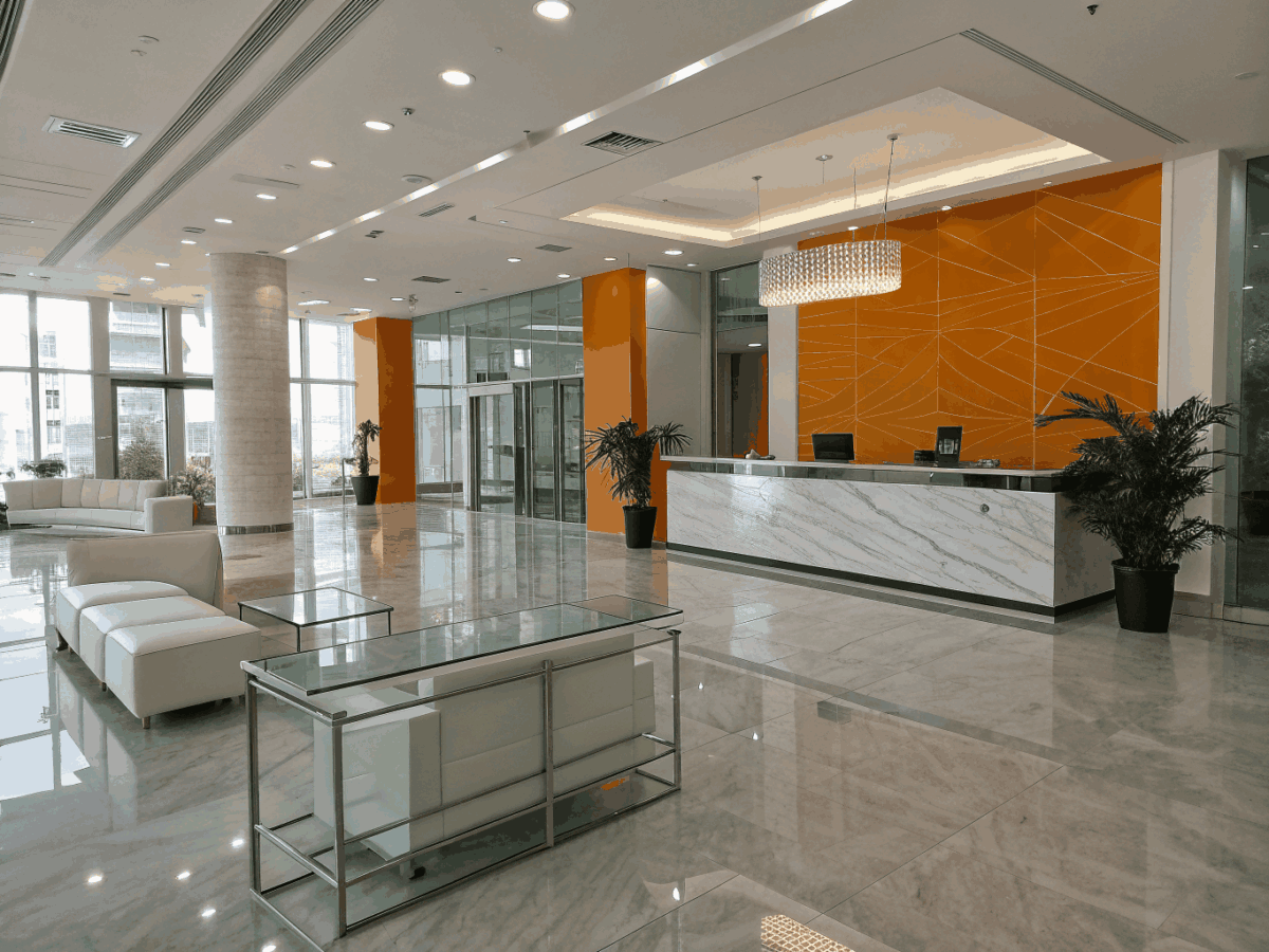 Área de apoio ao estúdio com mobiliário confortável para a equipe